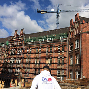 Bauarbeiter vor Gebäude, das saniert wird