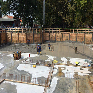 Baugrube mit Bauarbeitern bei der Arbeit